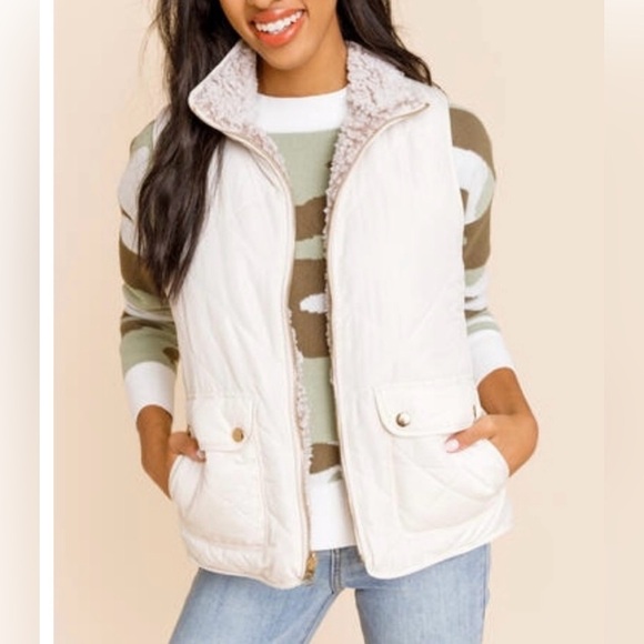 Francesca’s Cream Reversible Sherpa vest - Picture 2 of 10